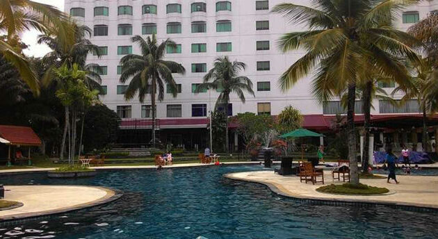 Kolam Renang Hotel The Aryaduta