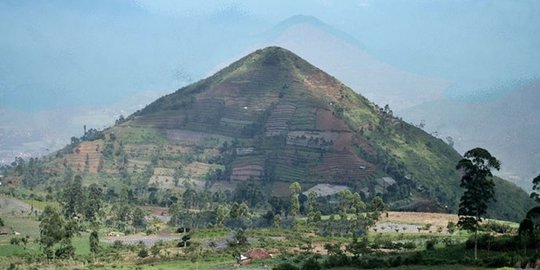 disebut mirip dieng hingga piramida ini 4 fakta menarik gunung sadahurip di garut