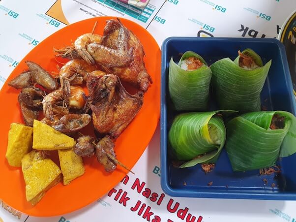 Kedai Ayam Goreng dan Nasi Uduk Hj. Ellya