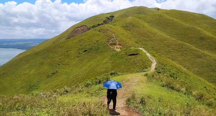 Daya Tarik Bukit Holbung Samosir