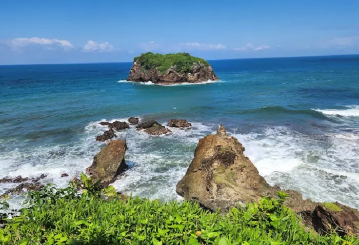 daya tarik Pantai Karang Tawulan