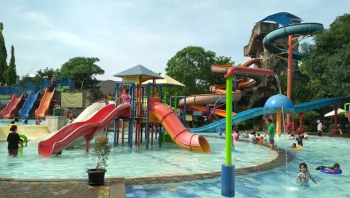 Kolam Renang Fun Park Regensi