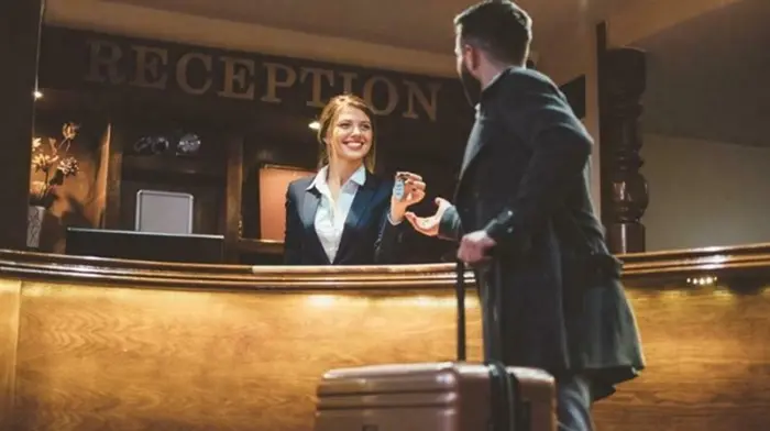 Walk-In Guest vs Reservasi Online Hotel