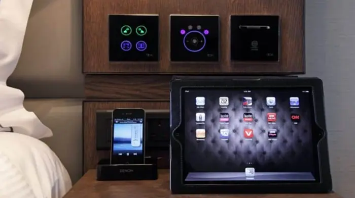 Teknologi untuk Meningkatkan Komunikasi dengan Tamu Hotel